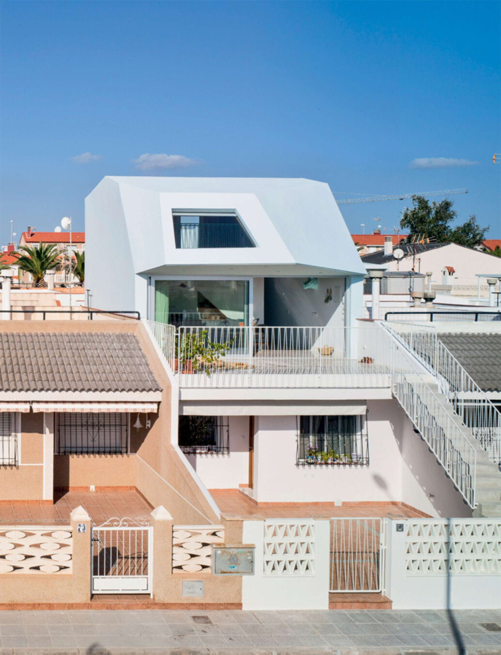 Surélévation d'une maison de vacances à Alicante par Laura Ortín