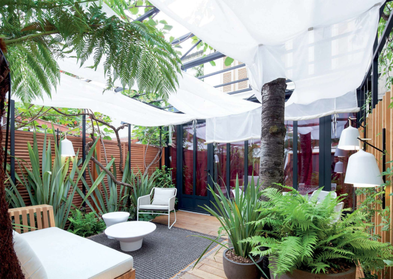 Un jardin chic et exotique à Paris par l'agence Christophe Gautrand & Associés
