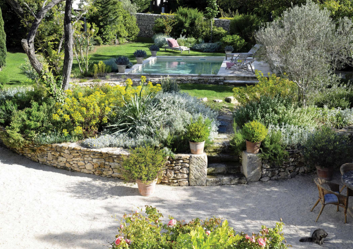 Un jardin provençal aménagé par les paysagistes de Jardins des Arcades